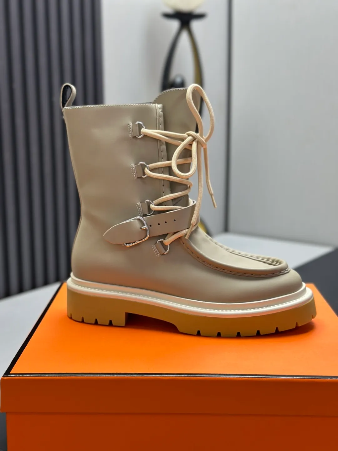 👟👟Ex-factory price 820👟👟 Hermes Martin boots fe new arrival~ Autumn and winter new Bouncing Martin boots casual shoes, the most comfortable shoes from Hermès, no one else⃣️, very light on the feet and good-looking, you will not feel tired when you go shopping and running around👍 The cowhide stitching feels good, very beautiful and versatile, very light and comfortable Hermès GD9321 is perfect for both sports and leisure. It feels great when you step on it! ✔️Fabric: Imported cowhide ✔️Inner lining: Imported silk sheepskin for lining insoles ✔️Outsole: Seamless combination of IP+TPU (multi-color letters) German technology irradiation machine ✔️Size: #35-40 code 🎁Top quality, simultaneous full set of packaging